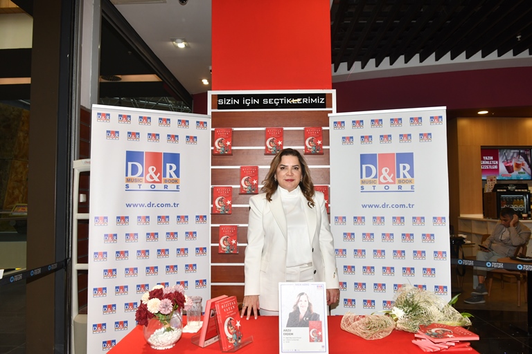 Arzu Erdem : "Dijital Vatan" Kitabnn mza Gününde Okuyucular le Bulutu